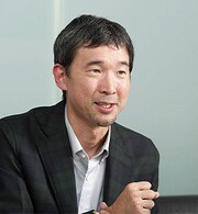 Goro Abe speaking with Satoru Iwata during an interview in 2009.
